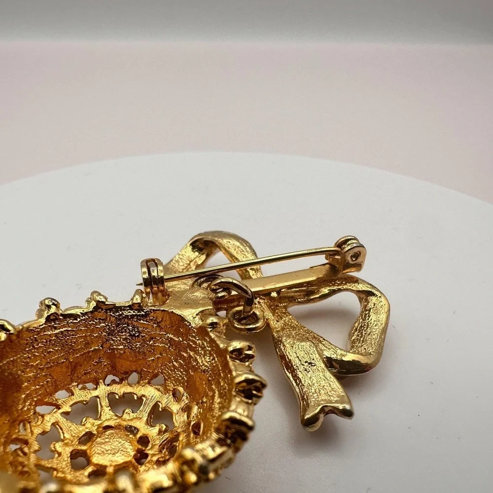 Vintage 90s Gold Tone Rhinestone Bow Ornament Brooch Pin Women's Classic Jewelry